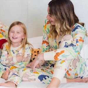 Landry’s Adult Zoo Animal Print‎ Pajama Set. Size 2XL.
